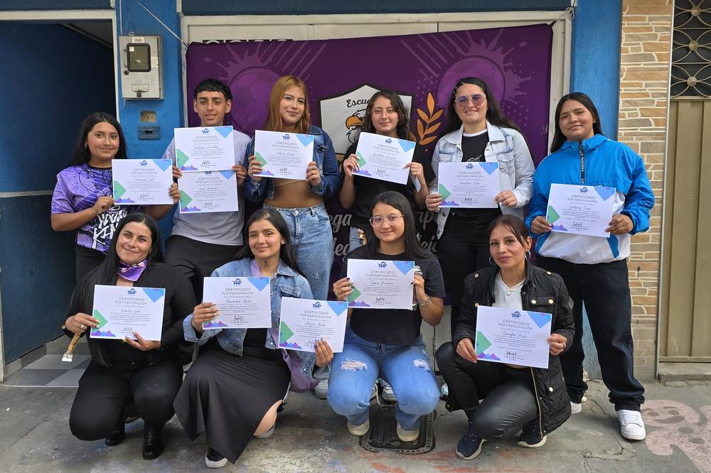 Jóvenes de una comunidad acompañada por Fundación TAAP muestran sus certificados de participación