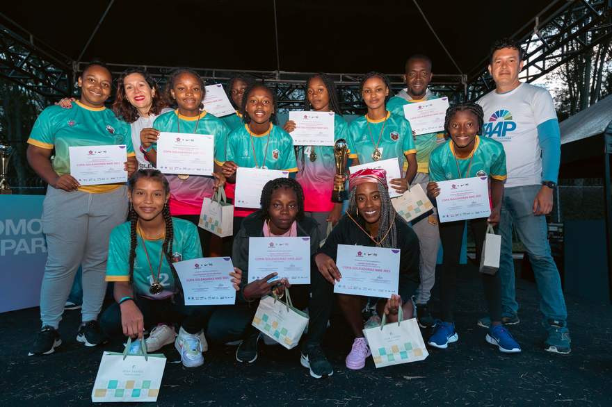 Equipo de la Copa Goleadoras Nike 2023 con sus certificados y la Fundación TAAP