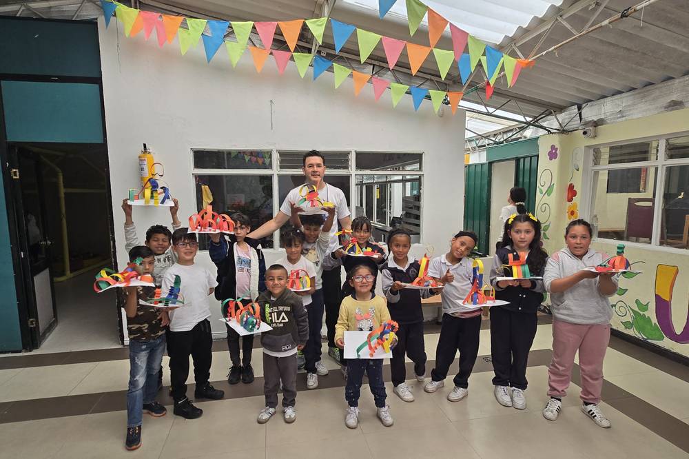 Niñas y niños muestran sus creaciones artísticas en un taller comunitario de Fundación TAAP