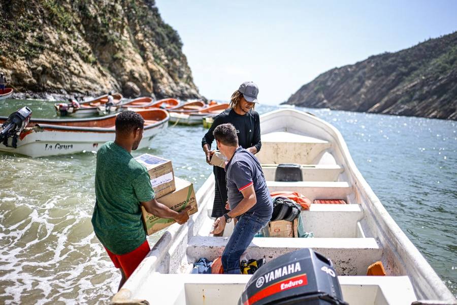 Entrega de ayuda humanitaria por mar a comunidades costeras de La Guaira