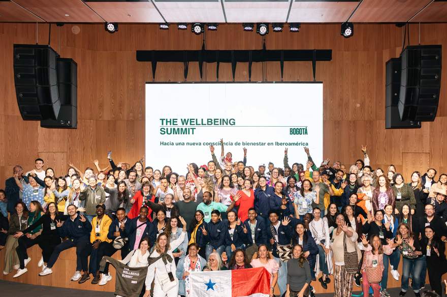 Foto grupal de The Wellbeing Summit Bogotá con más de 600 líderes