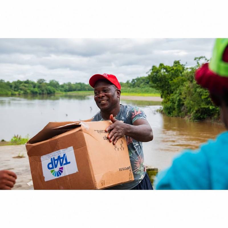 Entrega de una caja de ayuda humanitaria de Fundación TAAP a orillas de un río chocoano